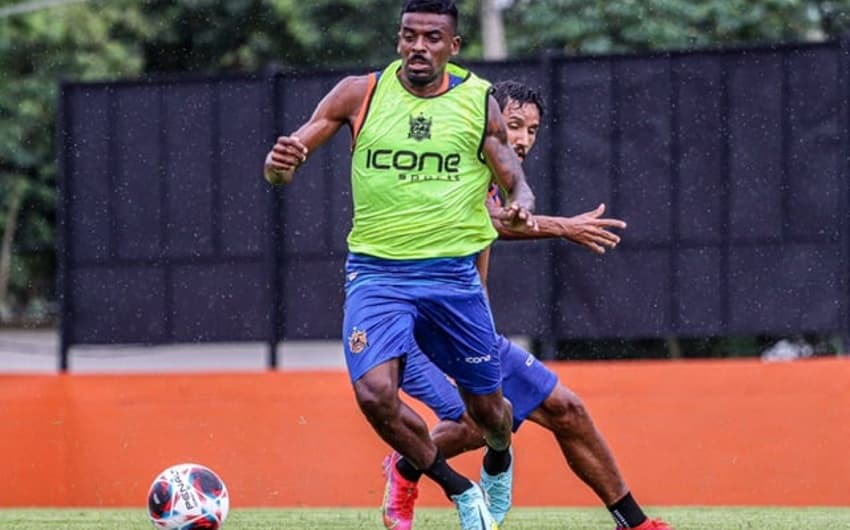 Léo Índio estreia pelo Nova Iguaçu no Carioca contra o Flamengo