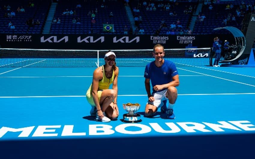 Luisa Stefani e Rafael Matos com o troféu na Austrália
