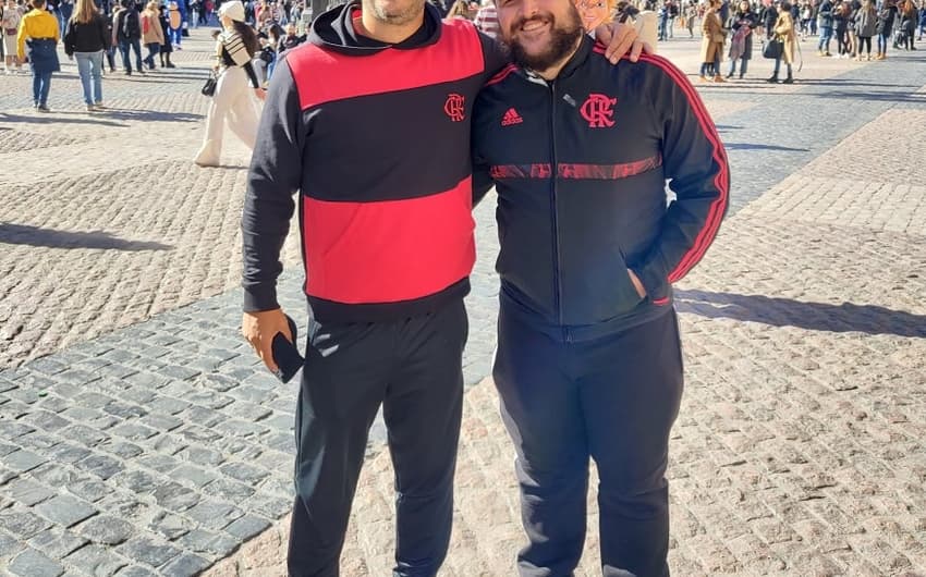 Marcelo Lemos e o filho Pedro aproveitam o domingo de sol na escala em Madri antes de viajarem para Marrakech