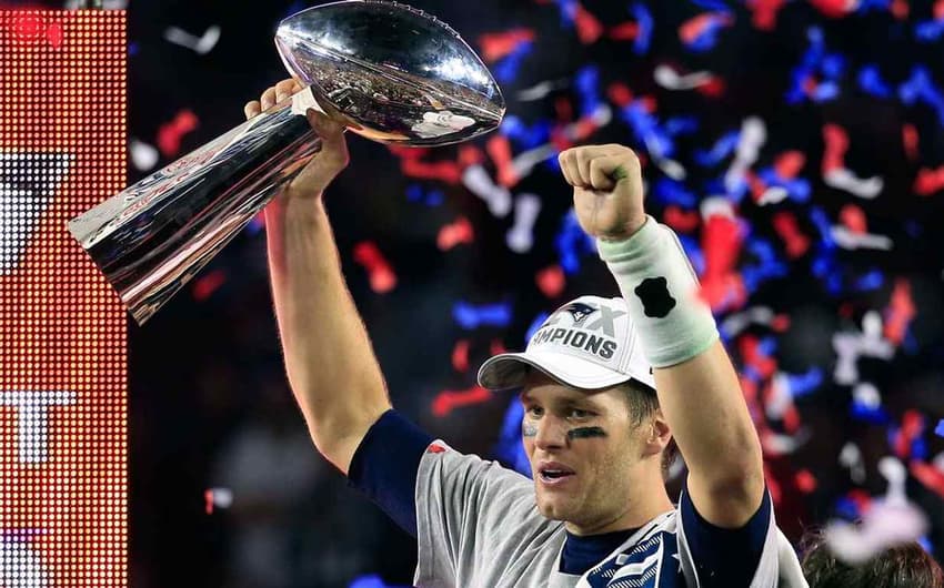 Tom Brady com o troféu da NFL pelos Patriots