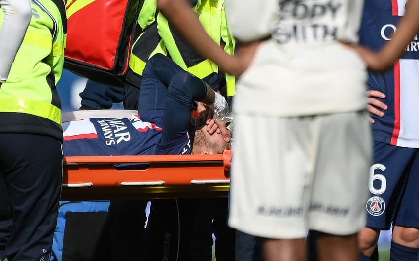 Neymar lesionado e chorando