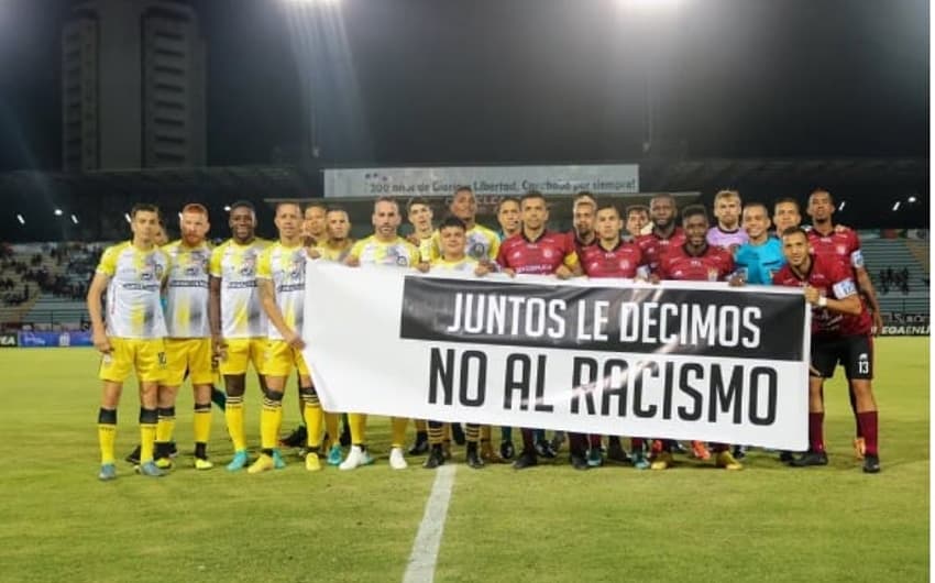 Em jogo pelo Campeonato Venezuelano , o Carabobo se posicionou contra o racismo