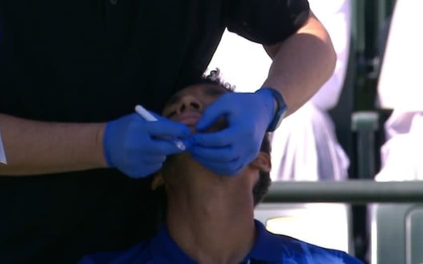 Felix Aliassime é atendido após dar raquetada no rosto
