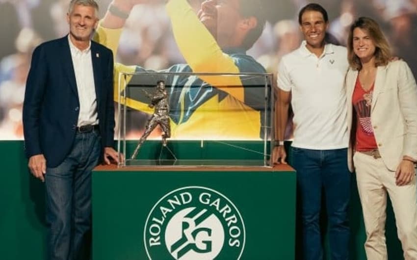 Rafael Nadal recebe réplica de estátua de Roland Garros em sua academia