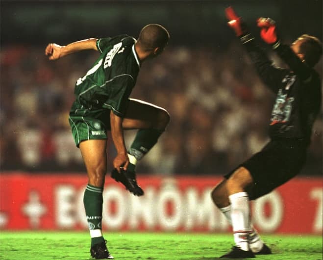 São Paulo 2x4 Palmeiras: Alex dá chapéu em Rogério Ceni e marca um golaço (foto:Reginaldo Castro, 20/03/2002)