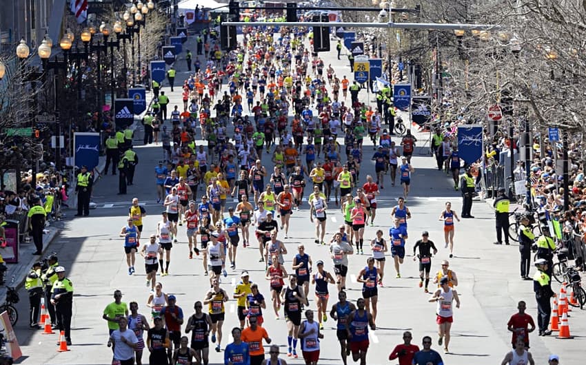 Americanos se reúnem no segundo maior número de corredores na história da prova (Foto: Timothy A. Clary/ AFP)