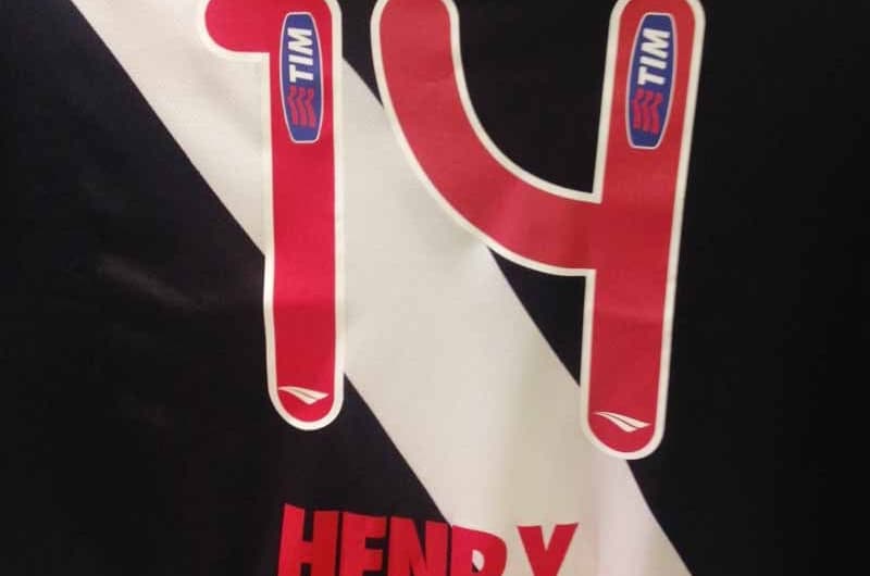Thierry Henry ganha camisa do Vasco (Foto: Divulgação)