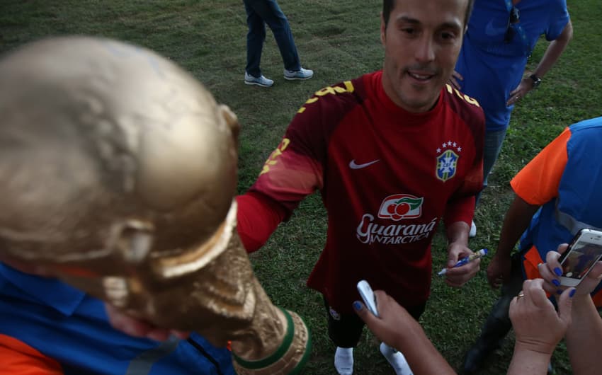 Julio Cesar goleiro da seleção brasileira distribuiu autografos (Ari Ferreira)