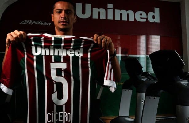 Cícero com a camisa 5 do Fluminense (Foto: Ricardo Ayres/ Photocamera)