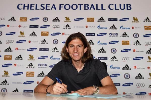 Filipe Luis assina com o Chelsea (Foto: Divulgação / Chelsea)