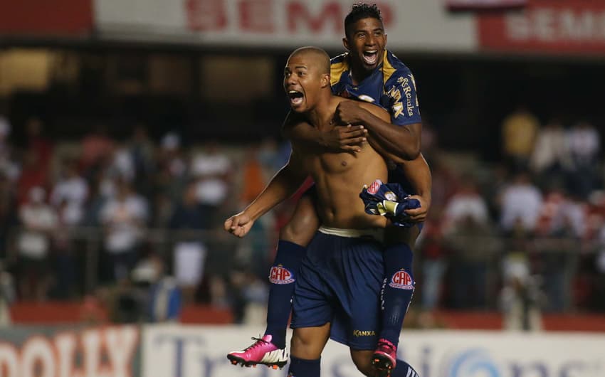 Douglas Tanque contra o São Paulo (Foto: Ari Ferreira/LANCE!Press)