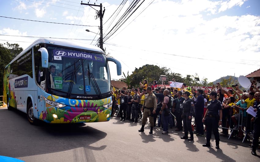 Ônibus da Seleção chega à Granja Comary