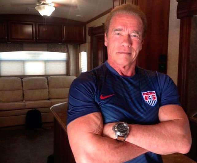 Arnold Schwarzenegger com a camisa dos EUA (Foto: Reprodução)