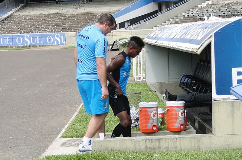 Wendell deixa treino do Grêmio machucado (Foto: Eduardo Moura)