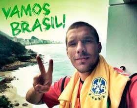 Blog Fora de Campo: Podolski reaparece na web desejando boa sorte ao Brasil com a camisa canarinho