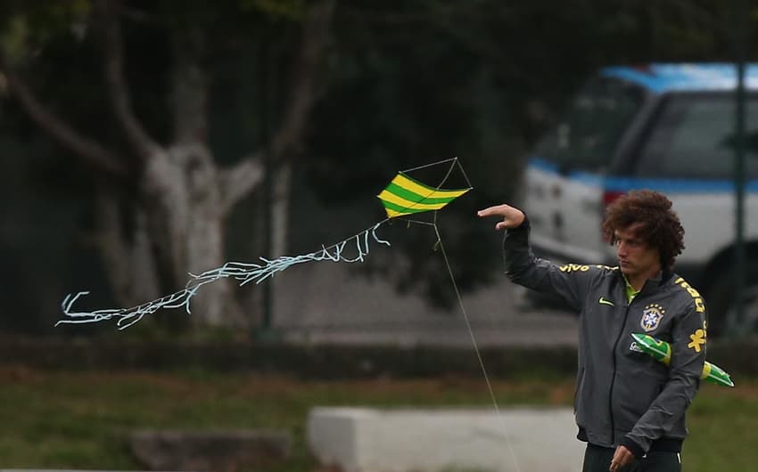 David Luiz brinca com pipa na folga (Ari Ferreira)