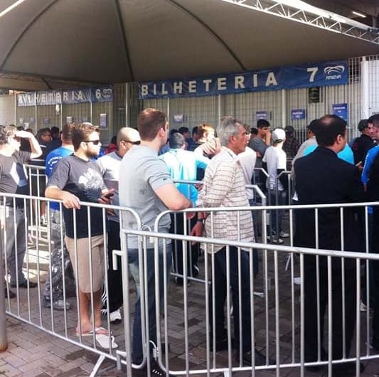 Movimentação nas bilheterias da Arena do Grêmio (Foto: Fabiane Madeira)
