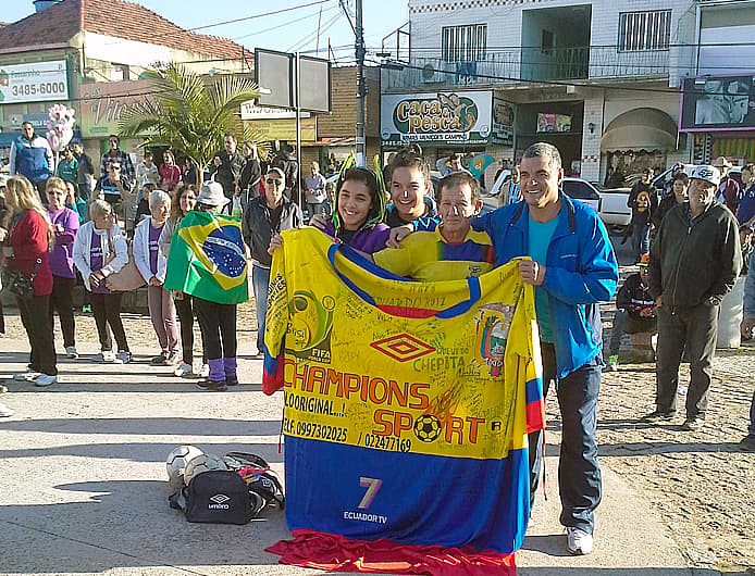 Recepção à seleção do Equador (Foto: Valdomiro Neto)