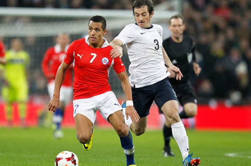 Inglaterra x Chile - Sánchez (Foto: Ian Kington/AFP)