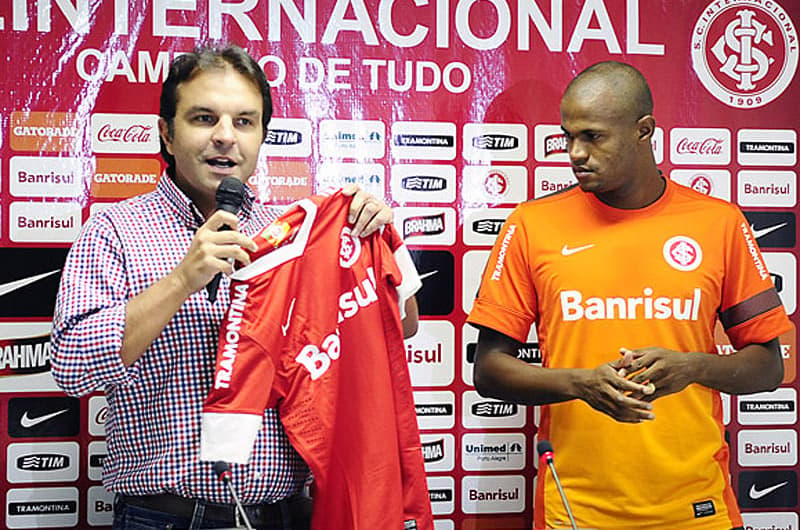 Assessor de futebol Eduardo Hausen apresentou volante Airton - Internacional (Foto: Divulgação/ Internacional)