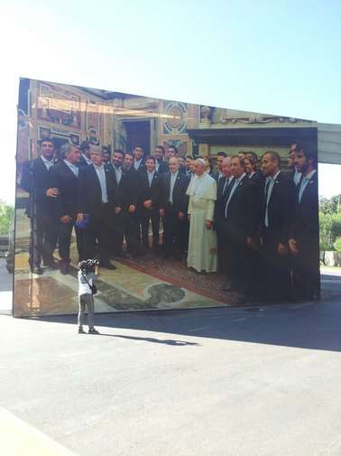 Painel enorme com a imagem do Papa Francisco na Cidade do Galo (crédito: Olé)