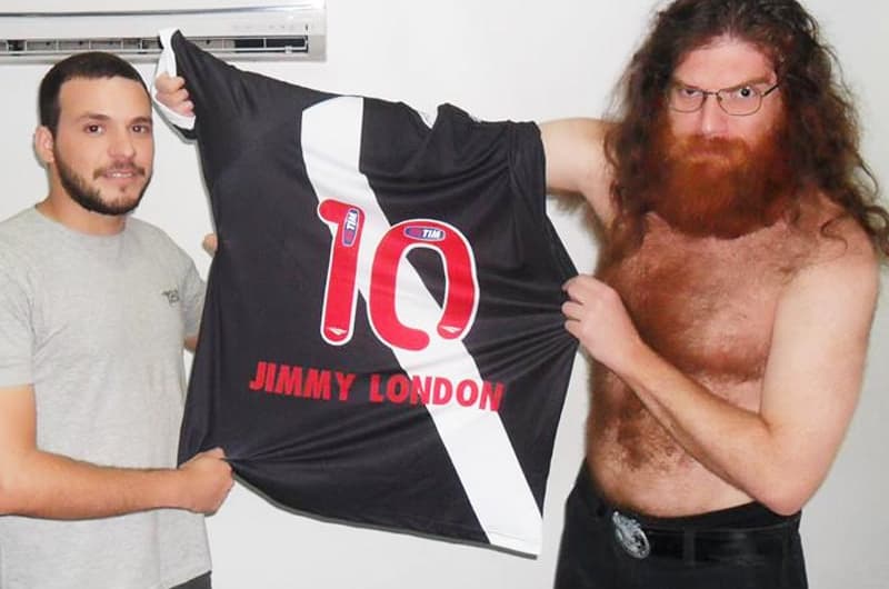 Jimmy London, vocalista do Matanza, recebe camisa personalizada do Vasco da Gama (Foto: Divulgação)