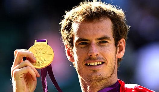 Andy Murray exibe a medalha (Foto: Leon Neal/AFP)