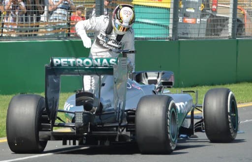 Lewis Hamilton observa sua Mercedes com problemas (Foto: Paul Crock/ AFP)