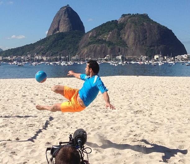 Fred grava comercial da Adidas na praia (Foto: Reprodução/Instagram)