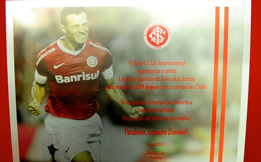 Placa do Sport Club Internacional foi entregue pelo capitão D'Alessandro (Foto: Divulgação/Site Oficial)