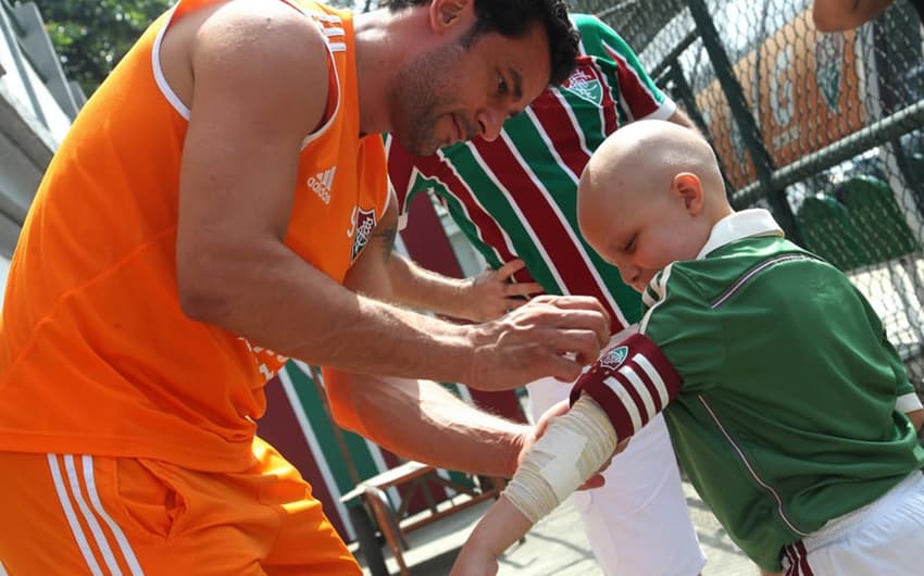 Pedro, de seis anos, é recebido por Fred nas Laranjeiras (Foto: Nelson Perez/Fluminense F.C)