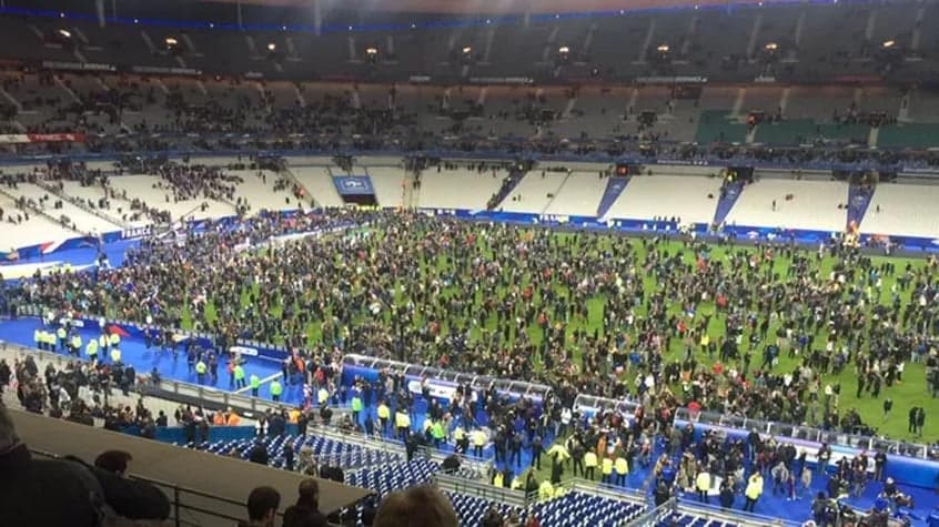 HOME - França x Alemanha - Amistoso internacional - Torcida no gramado no Stade de France (Foto: Reprodução)