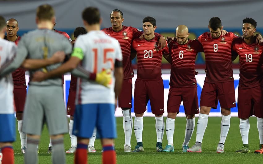 Jogo entre Rússia e Portugal teve homenagens às vítimas do atentado de Paris  (Foto: Kirill Kudryavtsev / AFP)