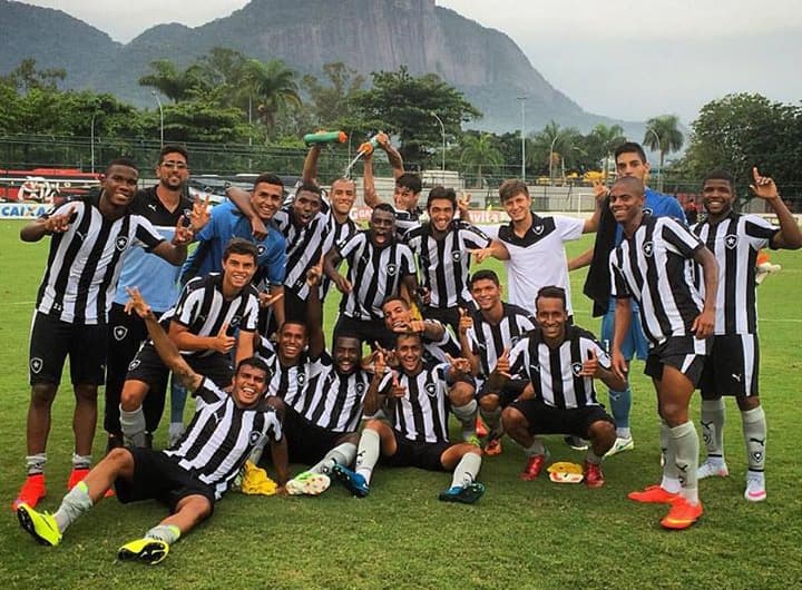 Garotada do Botafogo comemora classificação (Divulgação)