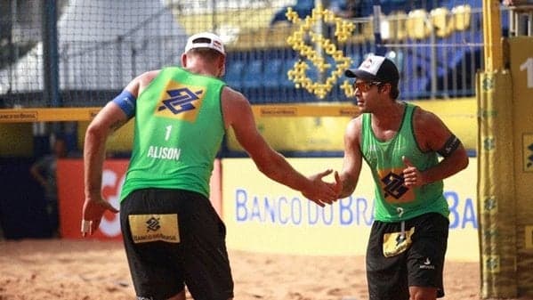 Alison e Bruno Schmidt já estão nas classificados às quartas de final do torneio de vôlei de praia (Foto: Divulgação)