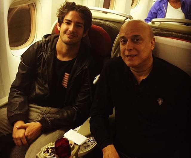 Pato e seu empresário Gilmar Veloz, embarcando à Europa (Foto: Reprodução/Instagram)