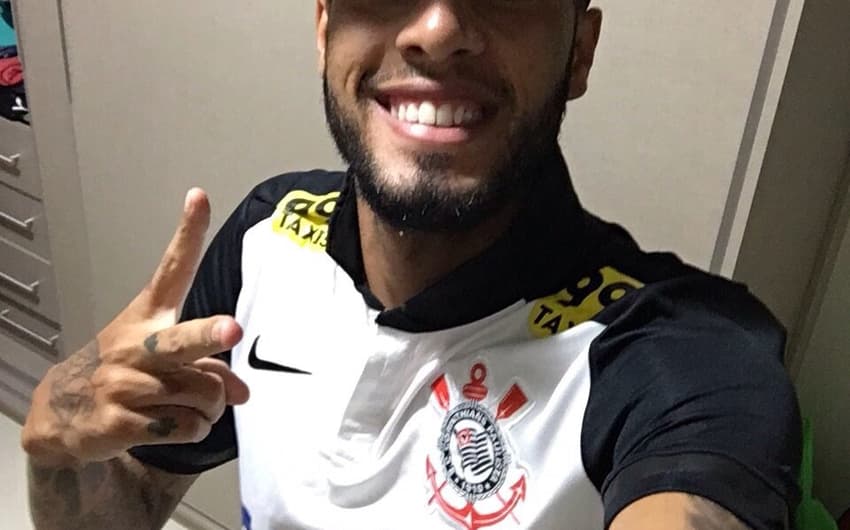 Paulinho, atacante do Flamengo, com a camisa do Corinthians (Foto: Reprodução)