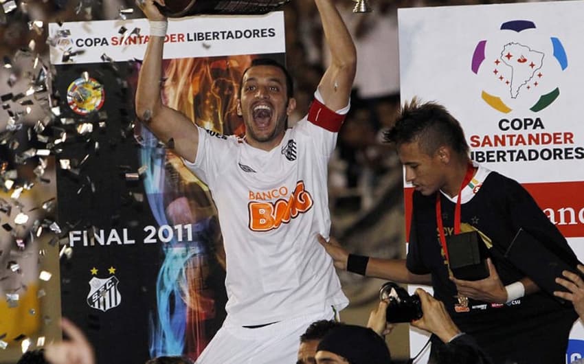 No Santos, time que defendeu entre 2009 e 2014, Edu Dracena foi o capitão na conquista da Libertadores de 2011