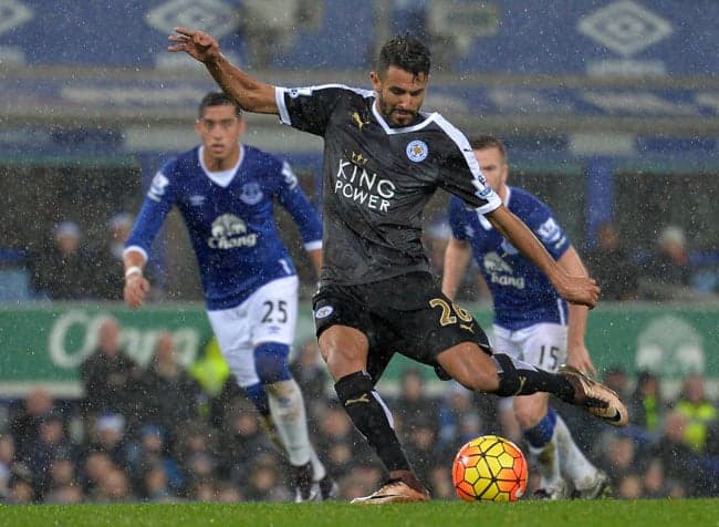 Mahrez fez de pênalti contra o Everton (Foto: Paul Ellis / AFP)
