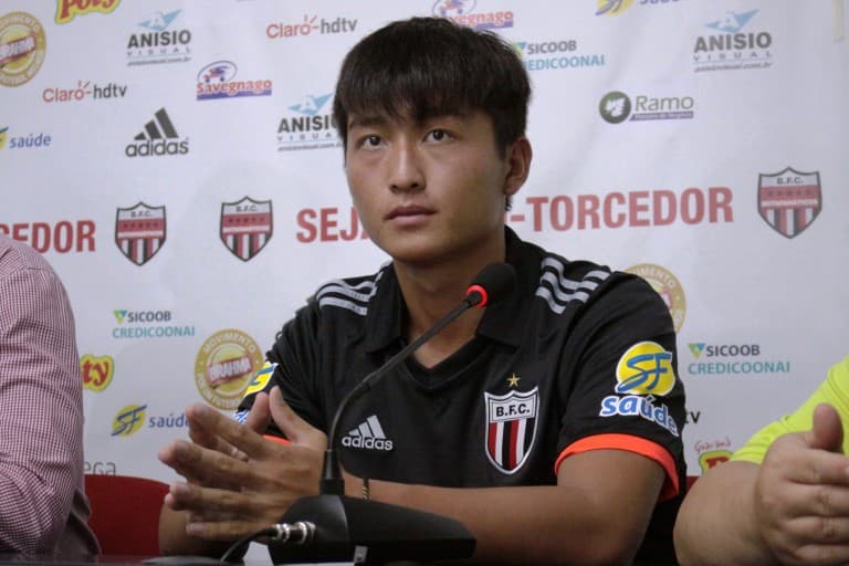 Jogador chinês, Gattuso, durante apresentação pelo Botafogo-SP (Foto: Luís Augusto/Agência Botafogo)