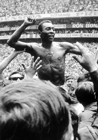 Rei do Futebol, Pelé jamais ganhou a Bola de Ouro, pois entre&nbsp;1956 e 1995 a honraria era dada apenas para europeus