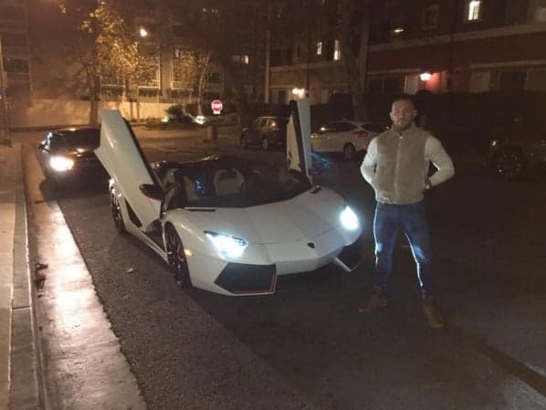 Conor McGregor aparece ao lado de Lamborghini branca (FOTO: Reprodução)