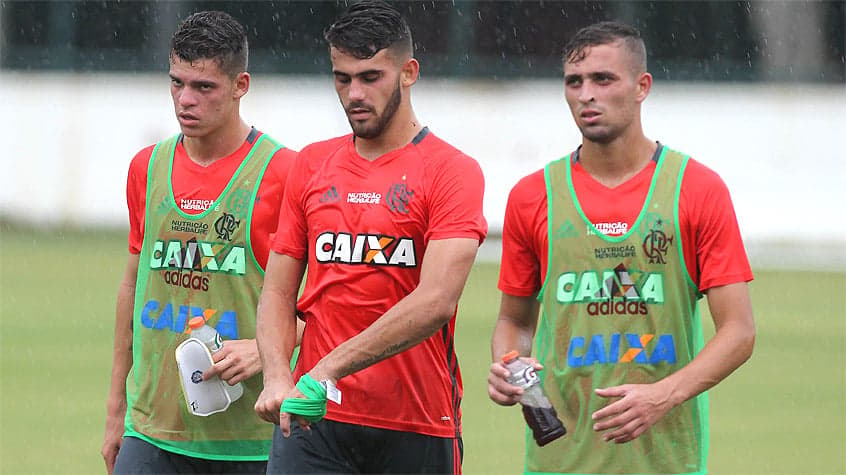HOME - Treino do Flamengo - Ronaldo, Felipe Vizeu e Léo Duarte (Foto: Paulo Sérgio/LANCE!Press)