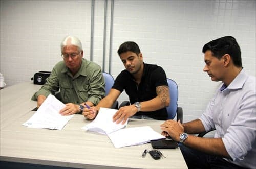 Henrique Almeida assina contrato com o Grêmio