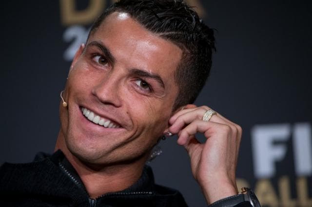 Cristiano Ronaldo ri durante coletiva do Bola de Ouro