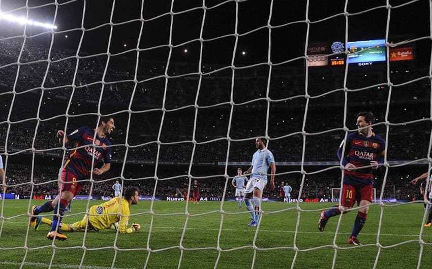Suárez e Messi celebram gol após cobrança de pênalti ensaiado entre os dois