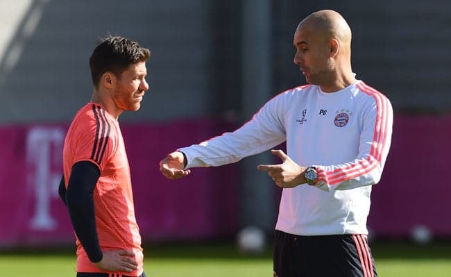 Xabi Alonso e Guardiola - Treino do Bayern de Munique