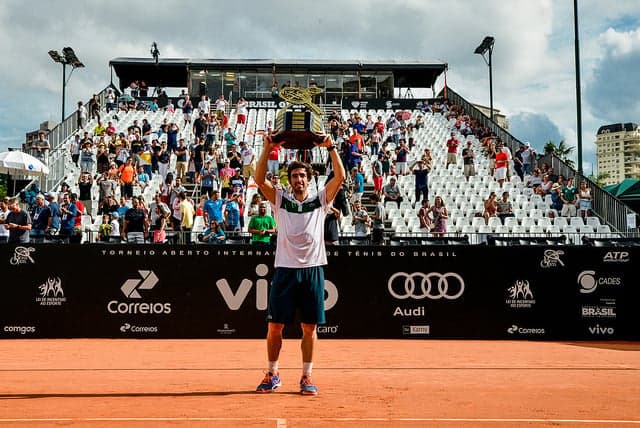 Uruguaio Pablo Cuevas ergue troféu do Brasil Open 2016
