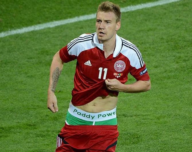 Nicklas Bendtner foi multado por estampar uma marca de cueca durante uma comemoração de gol (Foto: AFP)