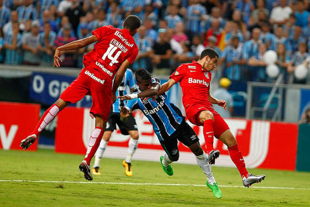 Bolaños se contundiu em disputa de bola com o William (Foto: Lucas Uebel/Grêmio)